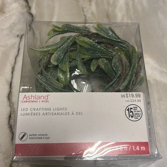 LED Lighted Holiday Garland w Remote: 4.6 Feet, Perfect for Tablescape - Picture 6 of 8